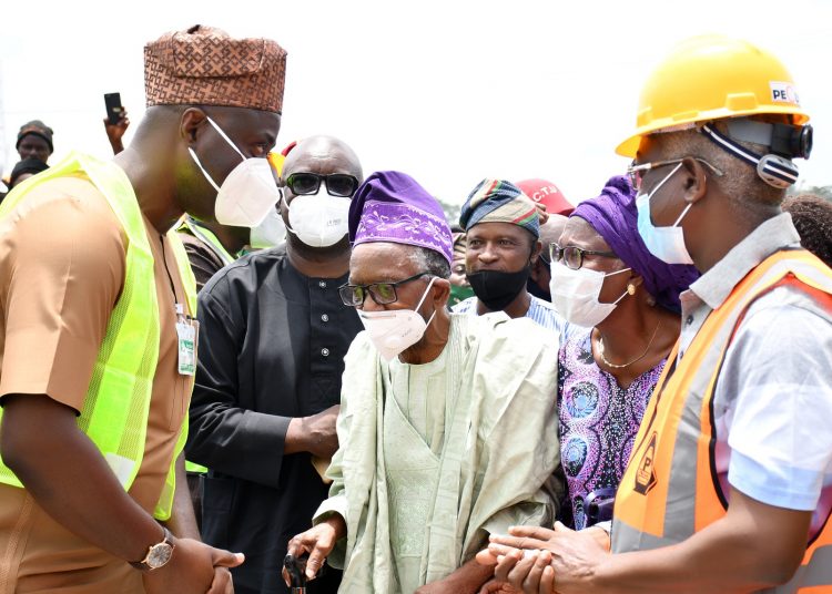 Oyo State Governor, Engr Seyi Makinde (left); his deputy, Engr Rauf Olaniyan (right); Chief Theophilus Akinyele and his wife, Mariam (middle) during the Official flag-Off of 21km Construction of Airport road, Ajia-New Ife Express road Spurb to Amuloko road, Ibadan. PHOTO: Oyo State Government.