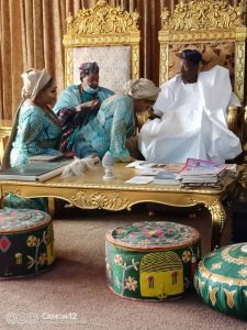 Alaafin of oyo and his Olori greeting Soun of Ogbomoso