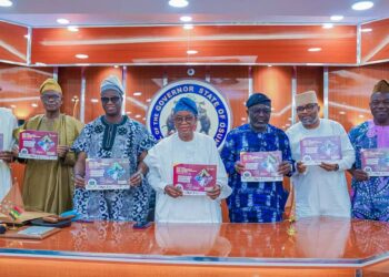 From left;

Honourable Commissioner for Commerce, Industry, Cooperative & Empowerment, Dr. Bole Olaonipekun; Secretary to the State Government, Prince Oluwole Oyebamiji; Deputy Governor, Mr. Benedict Gboyega Alabi, 
His Excellency, Governor of State of Osun, Alhaji Isiaka Gboyega Oyetola; Chief of Staff, Dr. Charles Akinola, Deputy Chief of Staff, Mr. Adeyanju Abdullah Binuyo; and Head of Service, Dr. Festus Oyebade Olowogboyega
