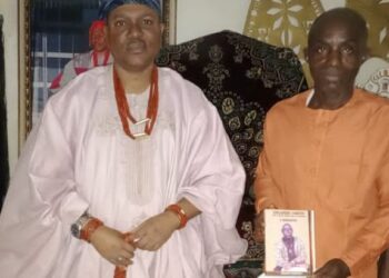 The Olowo of Owo Kingdom, Oba Ajibade Gbadegesin Ogunoye III, receiving and blessing the biography of Dr Oladipupo Owomoyela (popularly known as Orlando Owoh)  authored by Prince Adewuyi Adegbite.