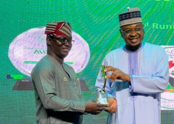 Director General, Oyo state Liasom Officer Comrade Wale Ajani recieving the Award from the Honourable Minister of Communications and Digital Economy, Professor Isa Ali Pantami,