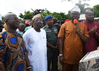 Oyo State Governor, Seyi Makinde (second right); his deputy, Bayo Lawal (second left); Speaker, Oyo State House of Assembly, Hon Debo Ogundoyin (right) and Chairman, Ilaji Hotels and Sport Resorts, Engr Dotun Sanusi during the commissioning of Transformers and restoration of electricity at Idi Obi/Jigan/Kure/Olorunda and Environs in Ona-Ara Local Government Area, Ibadan donated by Engr Sanusi. PHOTO: Oyo Gov's Media Unit.