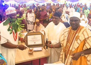 Otunba Seye receiving certificate from the monarch