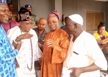 Olubadan, Oba Lekan Balogun, CFR stressing a point with his Otun, High Chief Rashidi Ladoja by his left while both Ekerin Olubadan, Oba Hamidu Ajibade (R) and Aremo Femi Balogun (L) listen with rapt attention during the visit of the former governor to the Ibadan foremost monarch.