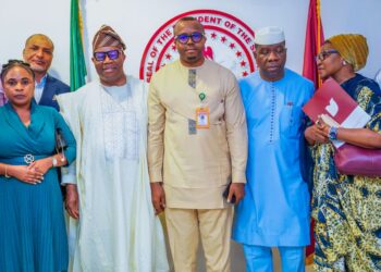 President of the Senate, Godswill Akpabio (3rd from left), Dr Emeka Innocent Orji (middle) Senate Leader, Michael Opeyemi Bamidele and Senator Ireti Kingibe (first from right)after a meeting with national officers of NARD in the office the President of the Senate on Tuesday.