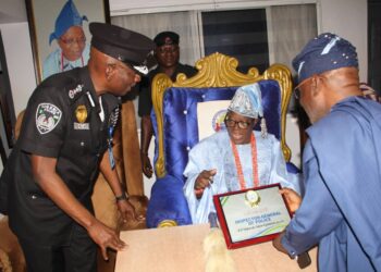 The Ag. IG, Kayode Egbetokun listening to Oba Sen. Lekan Balogun CFR, Olubadan of Ibadanland after presenting him a commemorative plaque received on behalf of Oba Balogun by his 'Baba Kekere', Sen. Kola Balogun during the visit of the police boss to the monarch in his Alarere residence.