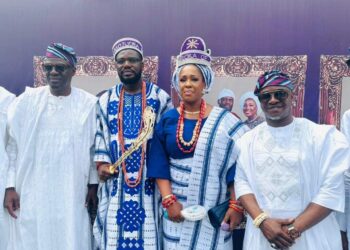 Aare Asoju Oba and His Wife flanked by Former Governor of Kwara state, Abdulfatah Ahmed and Bashorun Akinwole Akinwale