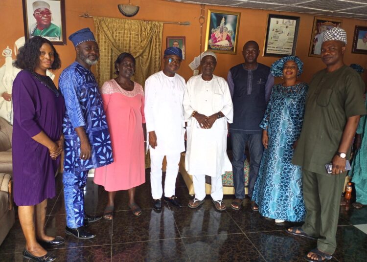 Some members of the committee with Onijabata of Jabata Oba Mustapha Alade Mafolasere during a visit to his palace on Thursday