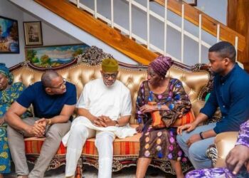 Gov Abiodun with the family of the late Ogun State Resident Electoral Commissioner (REC), Barrister Olaniyi Ijalaye,