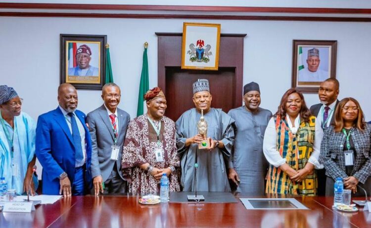 👆L-R: Otunba ‘Debola Osibogun, Group Director, Odu’a Investment Company Limited; Chief Segun Ojo, Group Director, Mr Seni Adio, SAN, Group Director; Mr Abdulrahman Yinusa, Group Managing Director, Otunba Bimbo Ashiru, Group Chairman, Vice President Kashim Shettima, deputy Chief of Staff to the Vice President, Sen. Ibrahim Hadejia, Mrs Folusho Olaniyan, OON, Group Director, Ms Cecelia Akintomide, Director, SwagCo, Mrs Abiola Ajayi, Company Secretary/Head of Legal, Otunba Lai Oriowo, Group Director and back, Mr Victor Ayetoro, Head Branding & Communication during a courtesy visit to the Vice President by Odu’a Board of Directors.