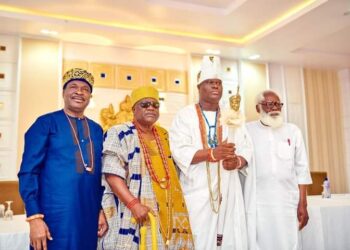 Ooni flanked by some of the BOT members at the Inauguration