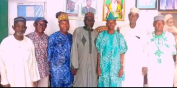 BoT Chairman of Ọmọ Yorùbá Àtàtà Socio-cultural Initiative, Ọgbẹni Ọlawale Ajao (third right), and Mr. Saheed Alatiṣe (third left), with the leadership of the Hausa community in Ibadan during a recent courtesy visit to the palace of the Sarikin Hausawa of Ibadanland, Alhaji Dahiru Zingeri.