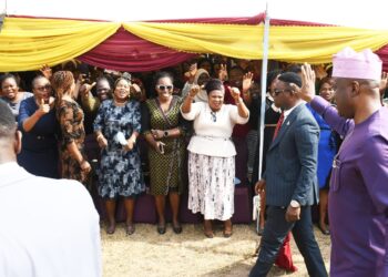 Oyo State Governor, Seyi Makinde (right) acknowledged the workers in the State, during the Oyo State Government 2025 Inter-Faith Service, held at Secretariat, Ibadan. PHOTO:Oyo Gov's Media Unit.