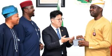 1: From right, Oyo State Governor, Seyi Makinde; Executive Secretary General, Working Committee for Overseas Cooperation of China Association of Small and Medium Enterprises, He Lixiong and Consul General, Nigeria in Shanghai and China, Ambassador Gbadebo Afolabi, during Chinese Business Investor visit to Governor's Office Secretariat, Ibadan. PHOTO: Oyo Gov's Media Unit.

2: From right, Oyo State Governor, Seyi Makinde; Executive Secretary General, Working Committee for Overseas Cooperation of China Association of Small and Medium Enterprises, He Lixiong; Chairman, Belt and Road Africa Economic Promotion, Innocent Okonkwo and Consul General, Nigeria in Shanghai and China, Ambassador Gbadebo Afolabi, during Chinese Business Investor visit to Governor's Office Secretariat, Ibadan. PHOTO: Oyo Gov's Media Unit.