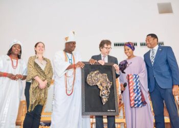 Oni presenting gift toDeputy British High Commissioner to Nigeria, Mr. Jonny Baxter during his visit to the palace