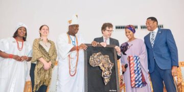 Oni presenting gift toDeputy British High Commissioner to Nigeria, Mr. Jonny Baxter during his visit to the palace