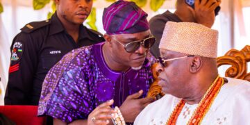 Bashorun Akinwale Akinwole with Oba Ghandi Afolabi Olaoye Soun Orumogege 111