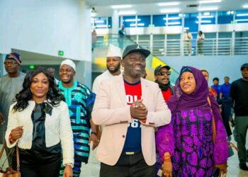 Oba Akeem Abimbola Owoade and his entourage at the airport