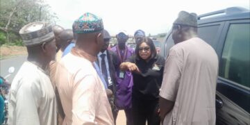 The team inspecting shanties around  Jemibewon road