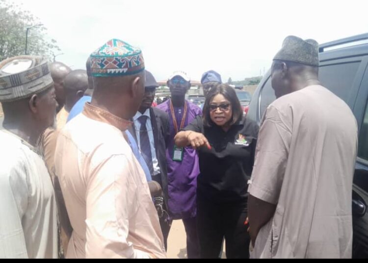 The team inspecting shanties around  Jemibewon road