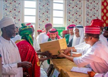 Consulate General of the Kingdom of Saudi Arabia in Kano presenting dates to Kano state govt officials