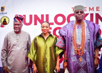 The Hon Minister of Trade and Investment Dr Jumoke Oduwole  flanked by the Soun of Ogbomosoland His Imperial Majesty Oba Ghandi Afolabi Olaoye and the Commissioner for Information oyo state Prince Dotun oyelade at an event