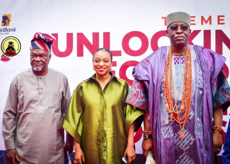 The Hon Minister of Trade and Investment Dr Jumoke Oduwole  flanked by the Soun of Ogbomosoland His Imperial Majesty Oba Ghandi Afolabi Olaoye and the Commissioner for Information oyo state Prince Dotun oyelade at an event