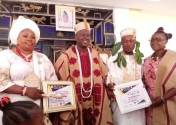 Aare and Eye Aare Bobaselu of Ora Igbomina with the Oba Johnson Adekanmi Abikoye and his wife