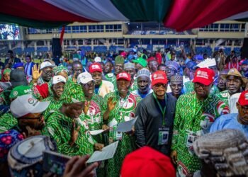 Caption
Members of the newly elected Kabiru Turaki-led National Working Committee (NWC) of the Peoples Democratic Party taking oath of office after their election at the PDP National Convention held in Ibadan. With them are Governor Seyi Makinde of Oyo State, Governor Dauda Lawal of Zamfara State and Governor Bala Mohammed of Bauchi State.