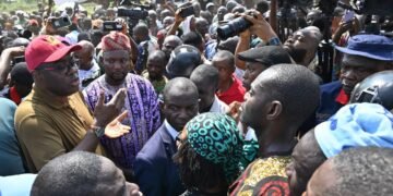 Caption:
Governor Seyi Makinde with some of the Circular Road stakeholders on Wednesday