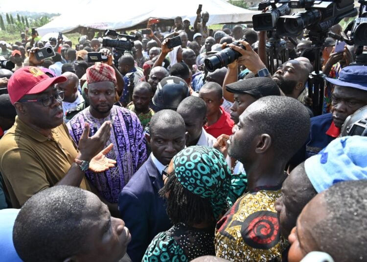 IMG-20251127-WA0002 - National Insight News Caption:
Governor Seyi Makinde with some of the Circular Road stakeholders on Wednesday