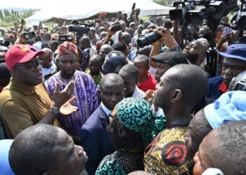 Caption:
Governor Seyi Makinde with some of the Circular Road stakeholders on Wednesday