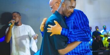 Governor Eno hugged the Chris Vic after the performance