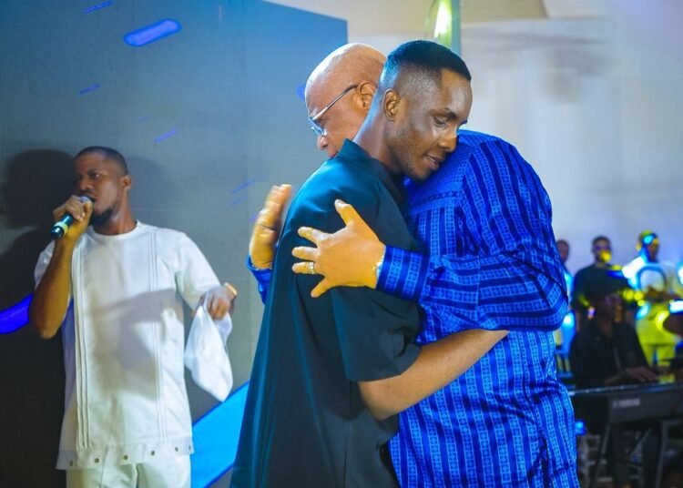 Governor Eno hugged the Chris Vic after the performance