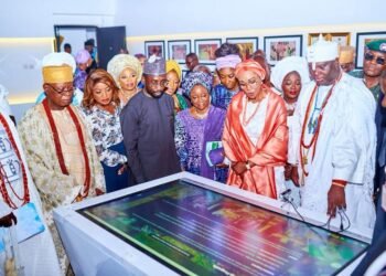 Senator Remi Tinubu, Ooni of Ife and others at the unveiling of dream centre at OAU ile Ife on Thursday