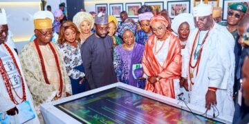 Senator Remi Tinubu, Ooni of Ife and others at the unveiling of dream centre at OAU ile Ife on Thursday
