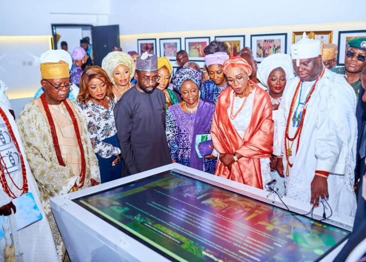 Senator Remi Tinubu, Ooni of Ife and others at the unveiling of dream centre at OAU ile Ife on Thursday
