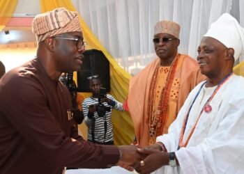 From left, Oyo State Governor, Seyi Makinde; Soun of Ogbomoso, Oba Ghandi Olaoye and Chairman, Oyo State Council of Obas and Olubadan of Ibadanland, Oba Rashidi Ladoja, during the Inauguration of the Council by Governor Makinde, held at House of Chiefs, Secretariat, Ibadan. PHOTO: Oyo Gov's Media Unit.