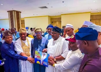 L-R: Oyo South Senatorial district aspirant, Honourable Remi Oseni; Oyo Central Senator, Yunus Akintunde; National Secretary of the All Progressives Congress (APC), Senator Bashir Ajibola; governorship aspirant, Senator Sharafadeen Alli; Honourable Adesoji Adedeji; and Honourable Akeem Adeyemi, when Alli and others picked their expression of interest and nomination forms in Abuja, on Wednesday.