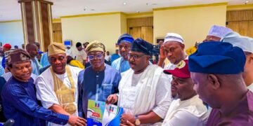 L-R: Oyo South Senatorial district aspirant, Honourable Remi Oseni; Oyo Central Senator, Yunus Akintunde; National Secretary of the All Progressives Congress (APC), Senator Bashir Ajibola; governorship aspirant, Senator Sharafadeen Alli; Honourable Adesoji Adedeji; and Honourable Akeem Adeyemi, when Alli and others picked their expression of interest and nomination forms in Abuja, on Wednesday.