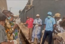 Mogaji Oni Launches Environmental Sanitation Campaign, Promises Regular Medical Outreach